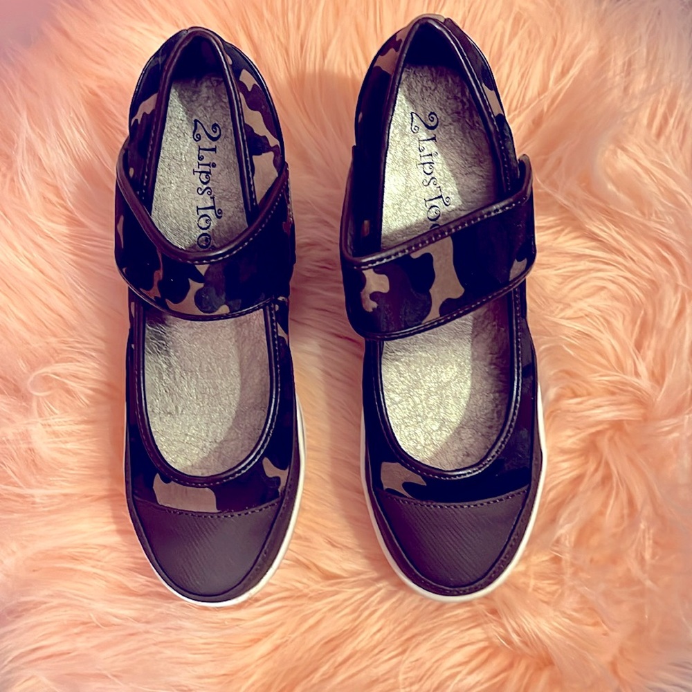 2LipsToo Too Christy Brown Camouflage Clogs with Velcro Straps Size 8 New in Box